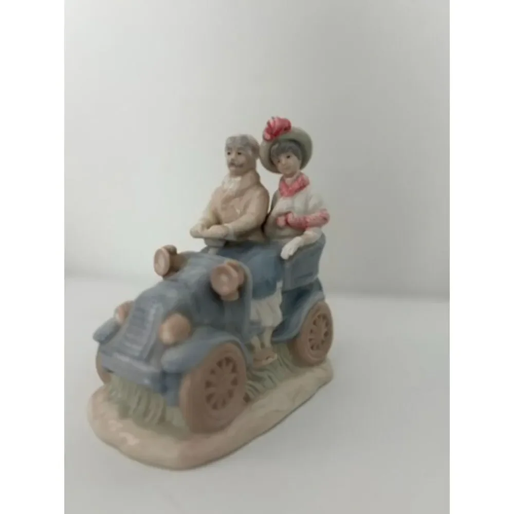 Vtg house of lloyd Porcelain couple in Antique car Figurine